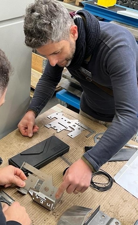 Davide Gastaldi al lavoro su componenti in lamiera
